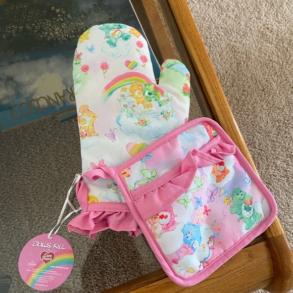 Dolls kill carebears bnwt Care Bears Pink Oven Mitt and Pot Holder Set - Picture 4 of 5